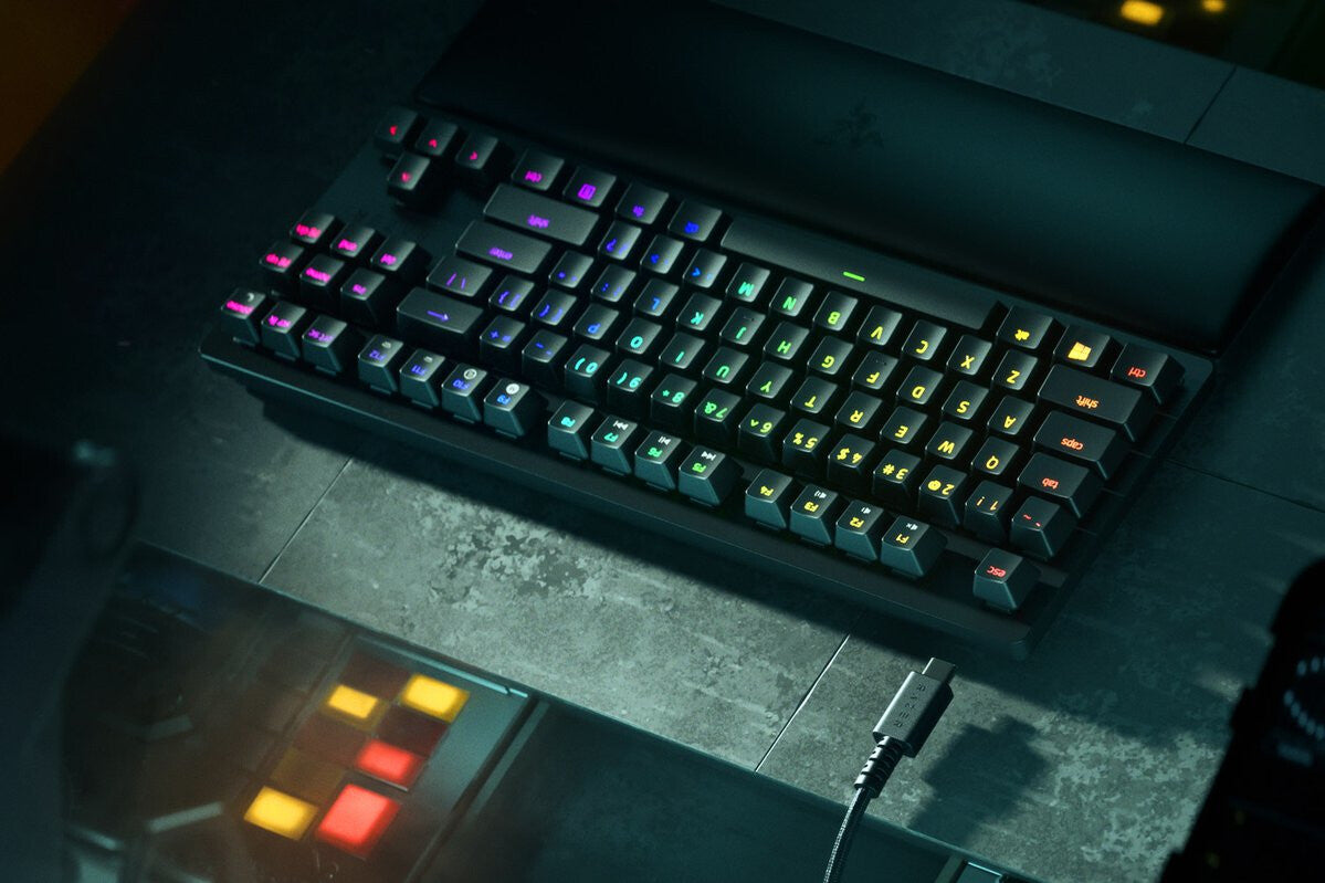 Razer Huntsman V2 TKL - USB Wired RGB Opto-mechanical Keyboard in Black (QWERTY UK)