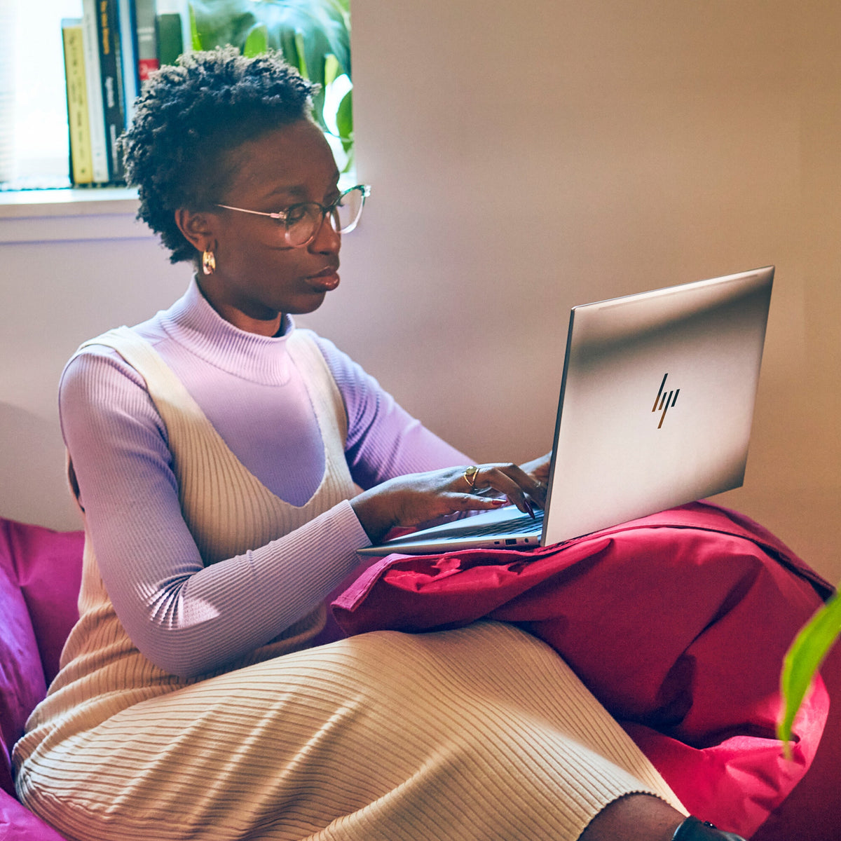 HP ZBook Firefly 14 G10 Laptop - 35.6 cm (14") - Intel® Core™ i7-1355U - 32 GB DDR5-SDRAM - 1 TB SSD - NVIDIA RTX A500 - Wi-Fi 6E - Windows 11 Pro - Silver