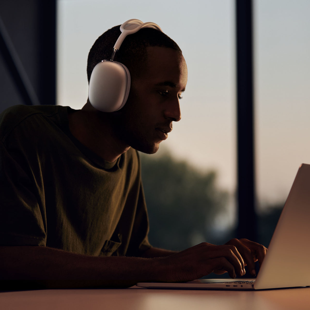 Apple AirPods Max in Silver