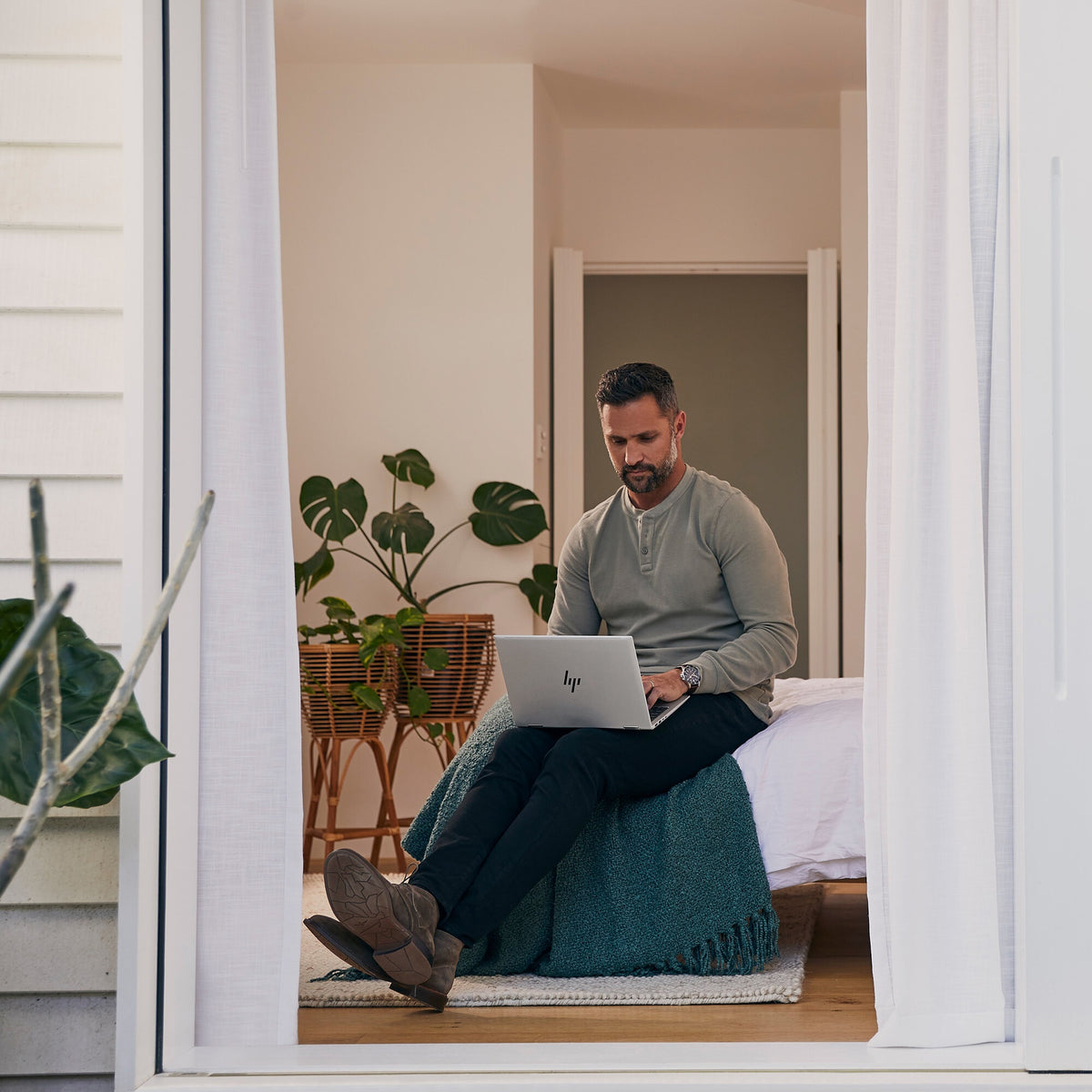 HP Elite x360 830 G9 Hybrid (2-in-1) - Touchscreen - 33.8 cm (13.3") - Intel® Core™ i5-1235U - 16 GB DDR5-SDRAM - 256 GB SSD - Wi-Fi 6E - Windows 11 Pro - Silver