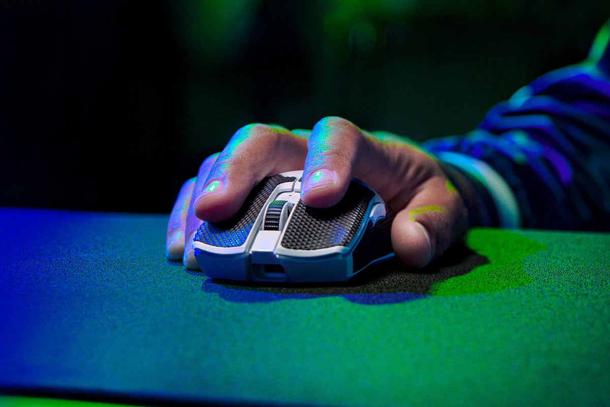 Razer Viper V2 Pro - RF Wireless + USB Type-C Optical Mouse in White - 30,000 DPI