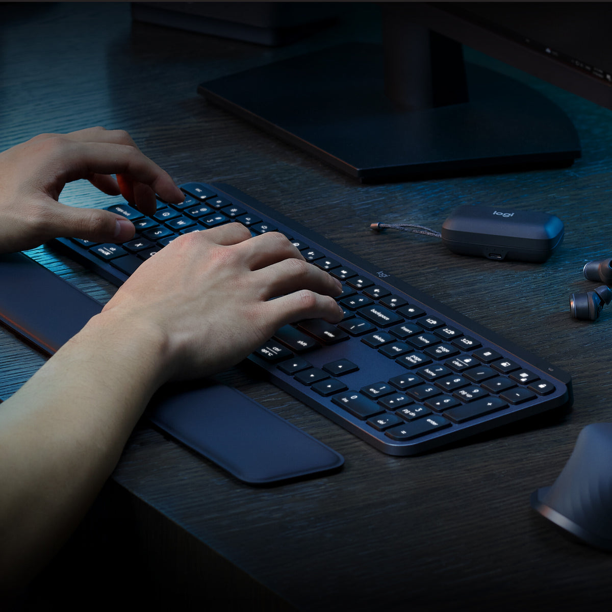 Logitech MX Keys S Combo -  RF Wireless + Bluetooth Mouse + Wireless QWERTY US International Keyboard