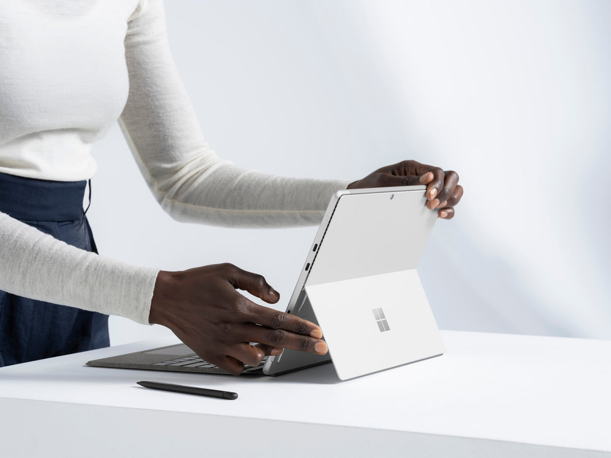 Microsoft Surface Pro 8 - 4G LTE - 512 GB - 33 cm (13") - Intel® Core™ i5 - 16 GB - Wi-Fi 6 - Windows 11 Pro - Platinum